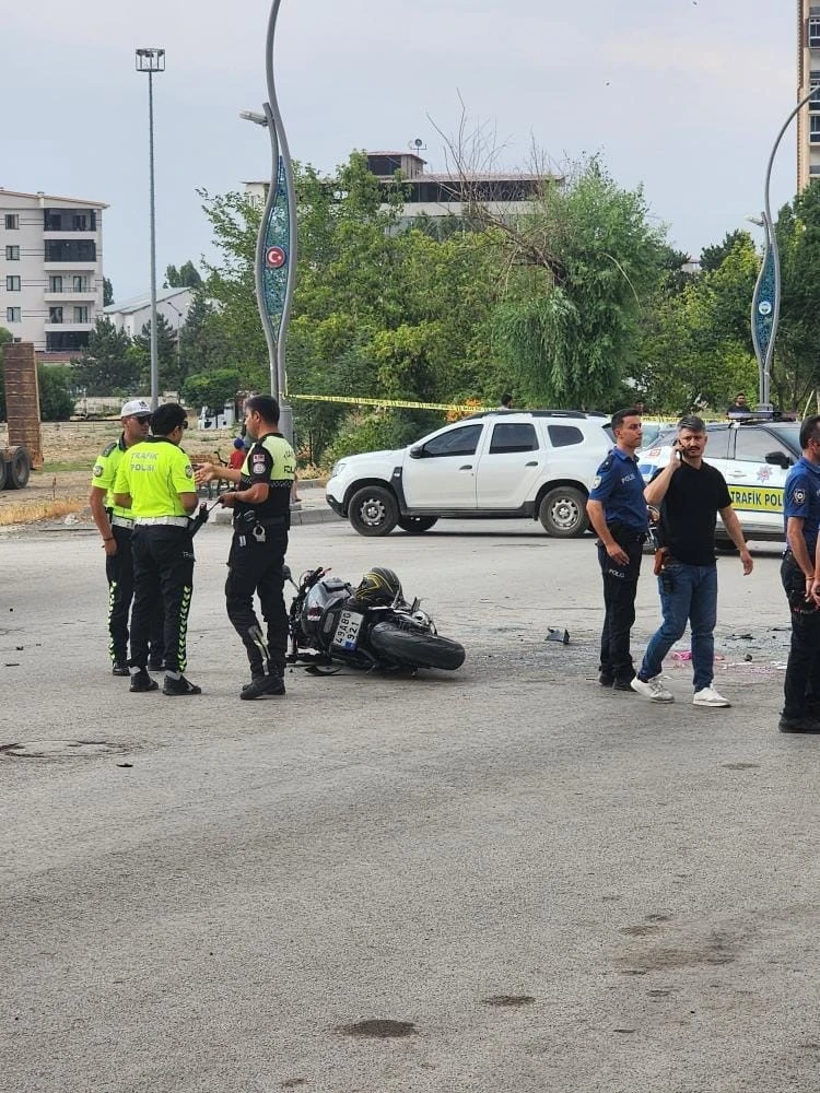 Muş'ta motosiklet kazasında 2 kişi ölümden döndü