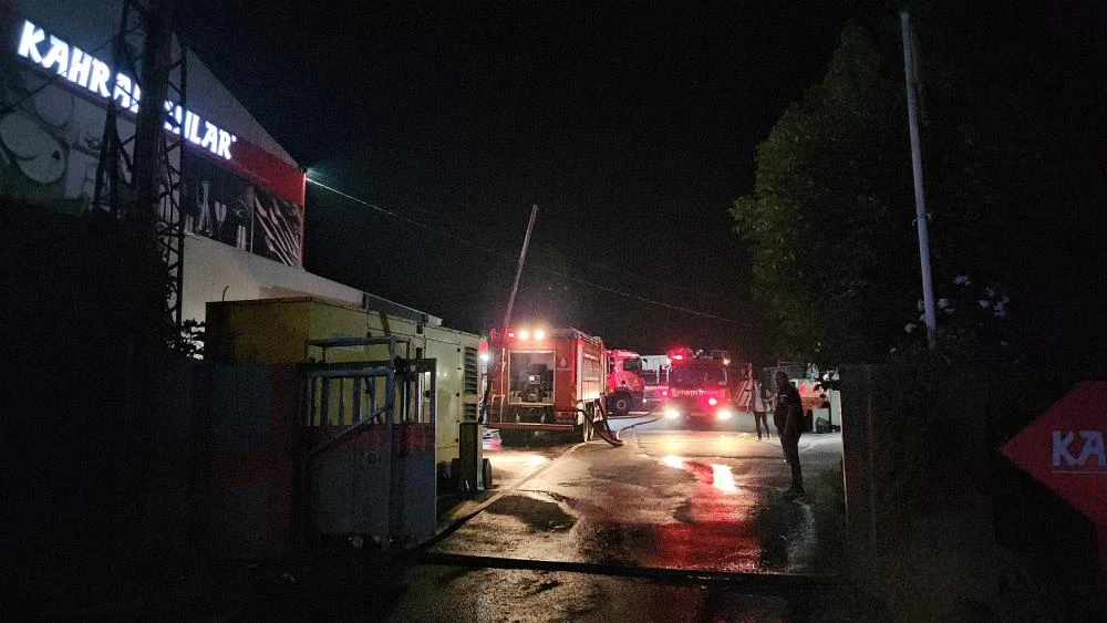 Başakşehir’de fabrika alev aldı çıkan yangın büyümeden söndürüldü