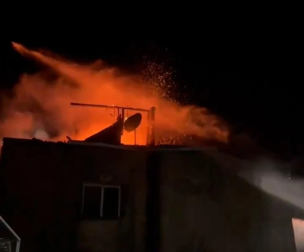 Başakşehir’de fabrika alev aldı çıkan yangın büyümeden söndürüldü