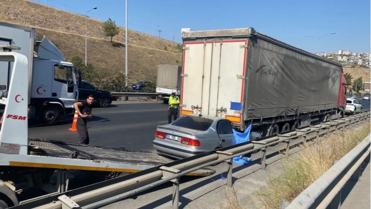 İzmir’de otomobil tıra çarptı: Ölü ve yaralı var!
