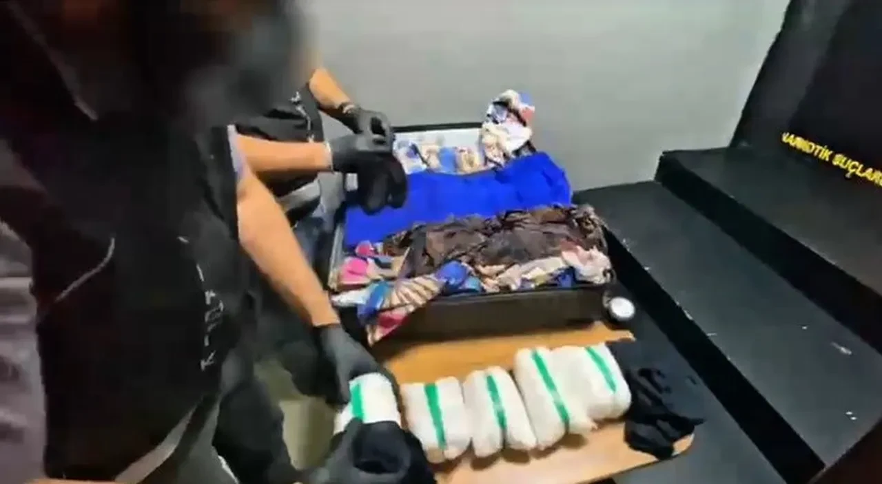 Kargo bavulundan çıktı: Hakkari'de 17 kilo 780 gram uyuşturucu yakalandı!