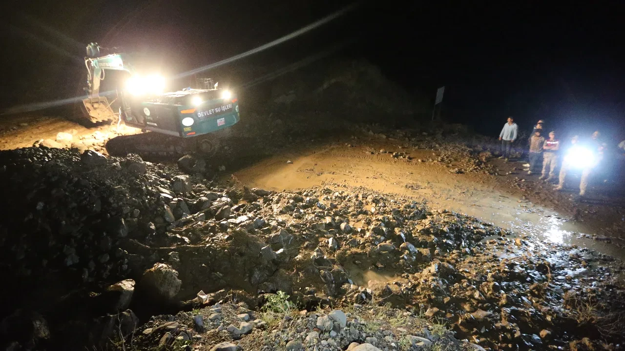 Kars-Ağrı yolunda sel: Ulaşıma kapanan yol için ekipler seferber oldu!