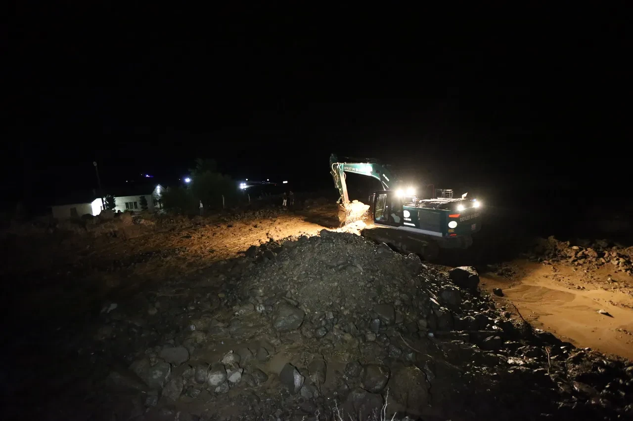 Kars-Ağrı yolunda sel: Ulaşıma kapanan yol için ekipler seferber oldu!