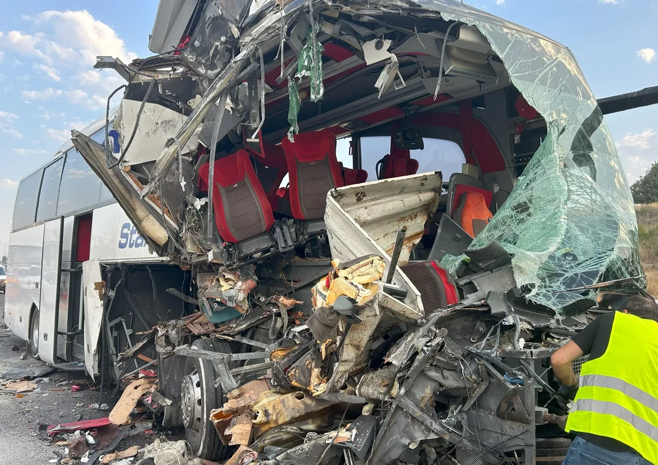 Mersin'de feci kaza! Tıra çarpan otobüsün ön tarafı koptu: Çok sayıda yaralı var