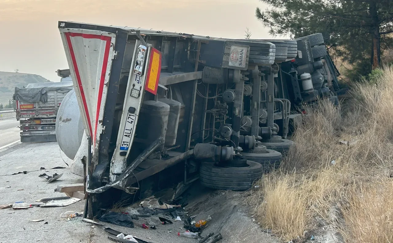 Mersin'de feci kaza! Tıra çarpan otobüsün ön tarafı koptu: Çok sayıda yaralı var