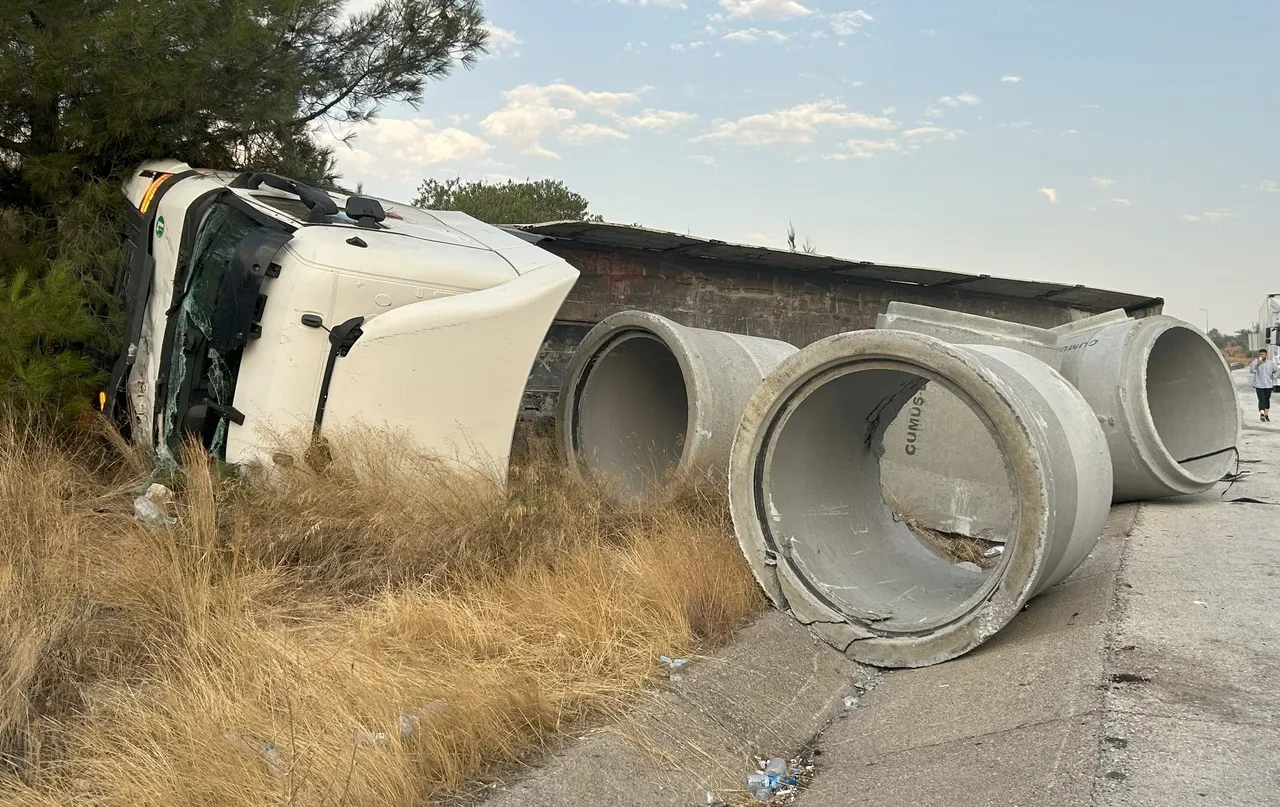 Mersin'de feci kaza! Tıra çarpan otobüsün ön tarafı koptu: Çok sayıda yaralı var