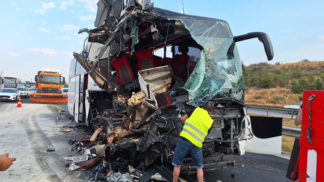 Mersin'de feci kaza! Tıra çarpan otobüsün ön tarafı koptu: Çok sayıda yaralı var