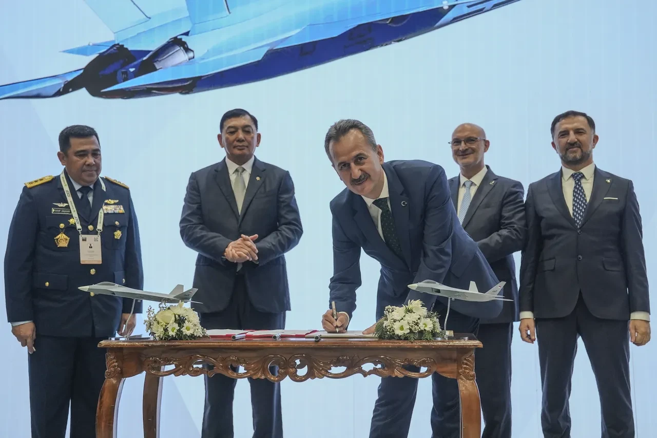 Savunma sanayisinde tarihi anlar! Endonezya ile 48 KAAN satışı için imzalar atıldı