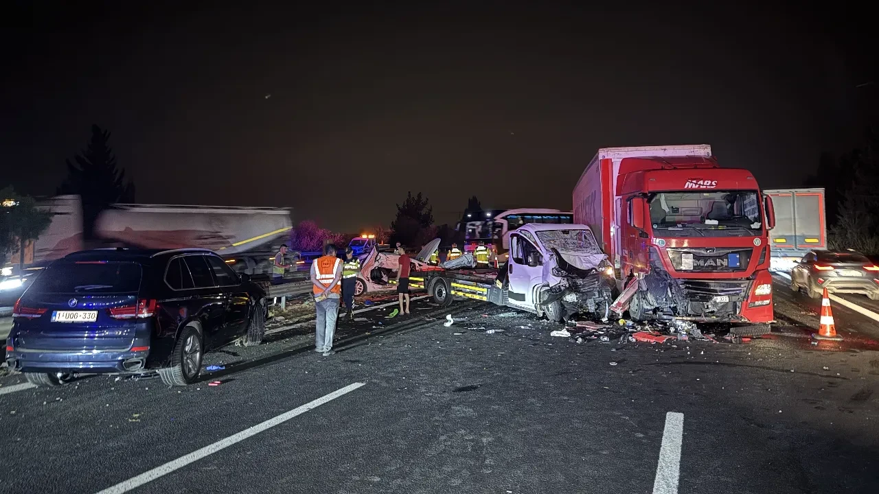 Adana'da zincirleme trafik kazası! Ortalık savaş alanına döndü: Yaralılar var