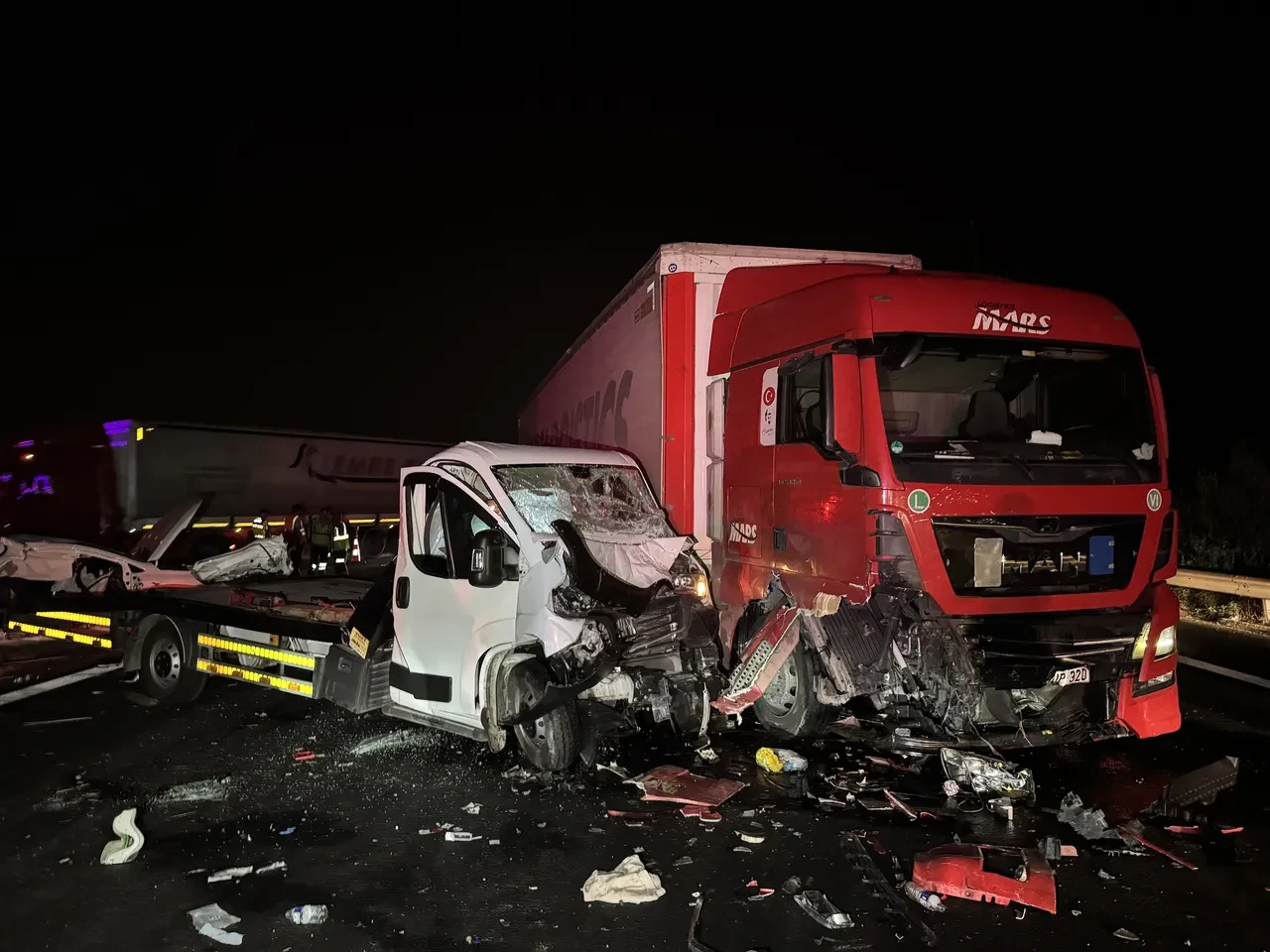 Adana'da zincirleme trafik kazası! Ortalık savaş alanına döndü: Yaralılar var
