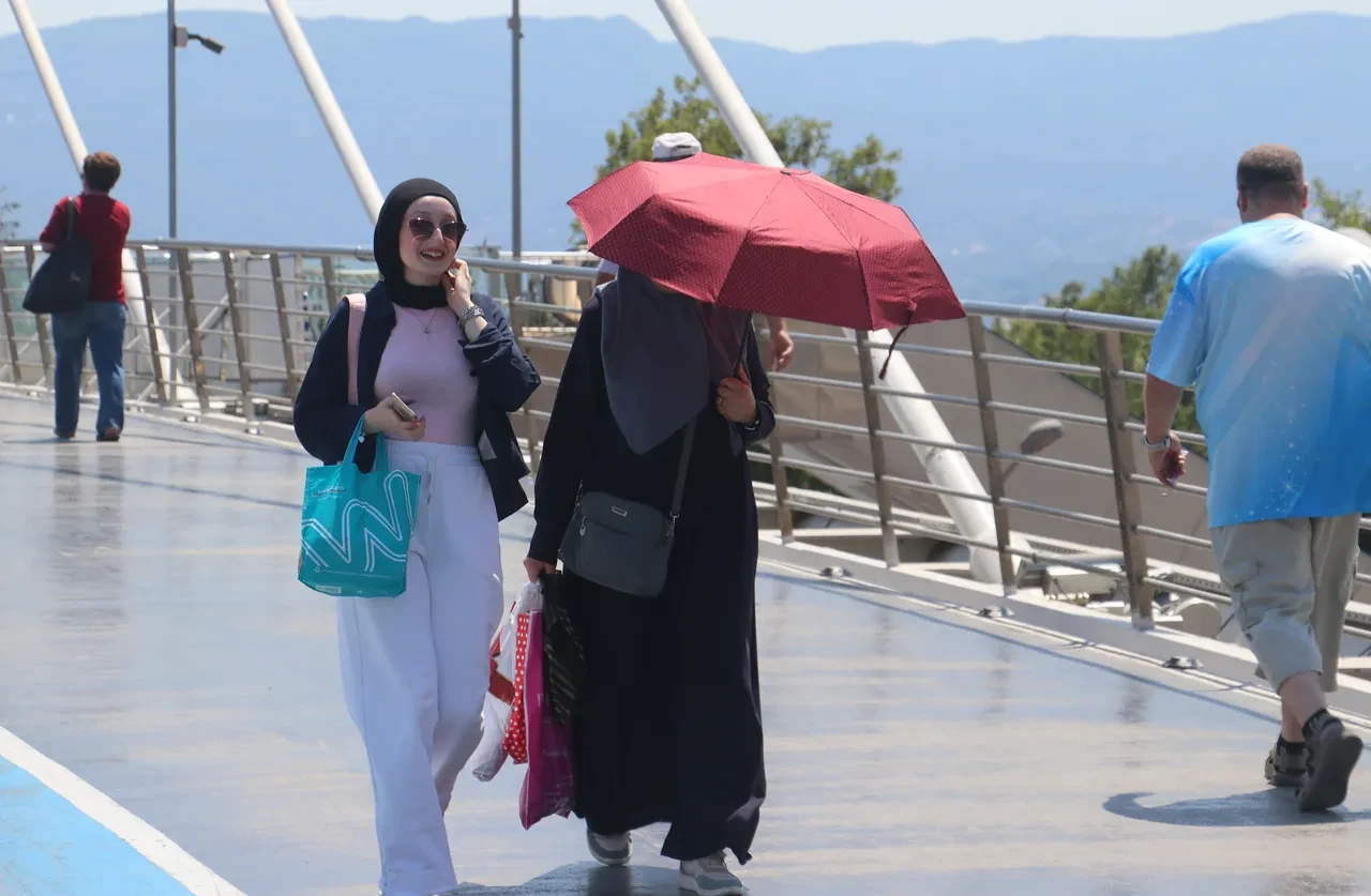 Aşırı sıcaklara dikkat! Meteoroloji ve uzmanlar uyardı: Bu saatlerde dışarı çıkmayın