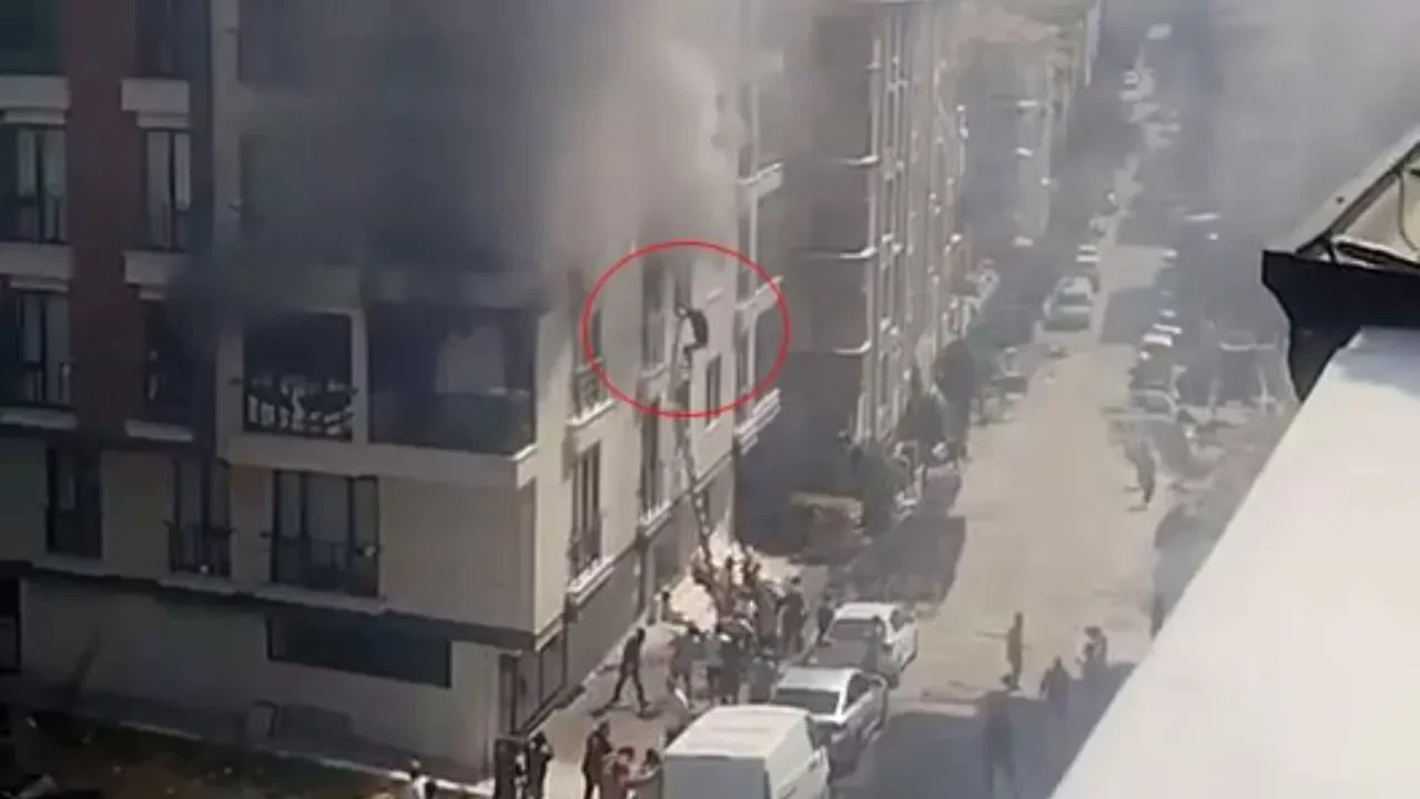 Avcılar'da dehşet anları! Alevlerin arasında kalıp pencereden atladılar 