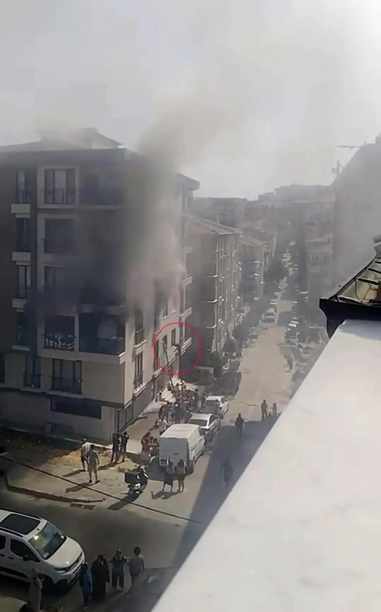 Avcılar'da dehşet anları! Alevlerin arasında kalıp pencereden atladılar