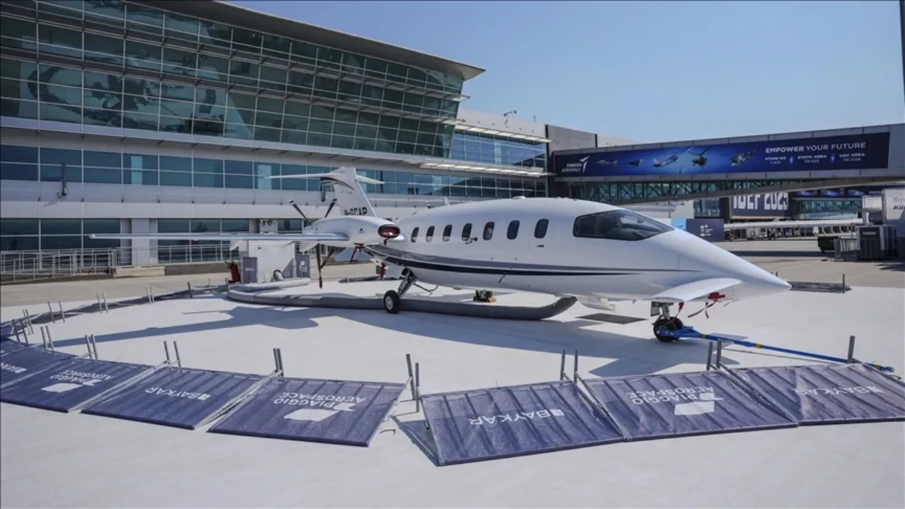 Baykar'ın İtalyan jeti göz kamaştırdı: "Gökyüzünün Ferrari'si" IDEF 2025'te