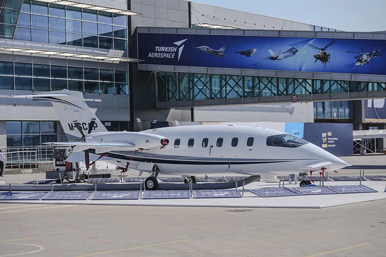 Baykar'ın İtalyan jeti göz kamaştırdı: "Gökyüzünün Ferrari'si" IDEF 2025'te