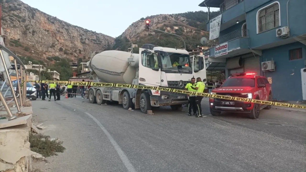 Beton mikseri motosikleti ezdi: 2 kişi hayatını kaybetti