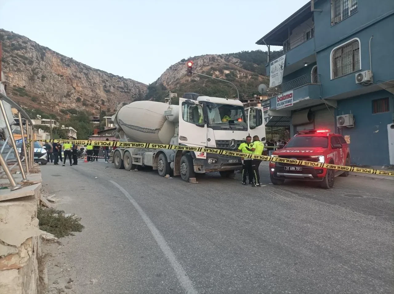 Beton mikseri motosikleti ezdi: 2 kişi hayatını kaybetti
