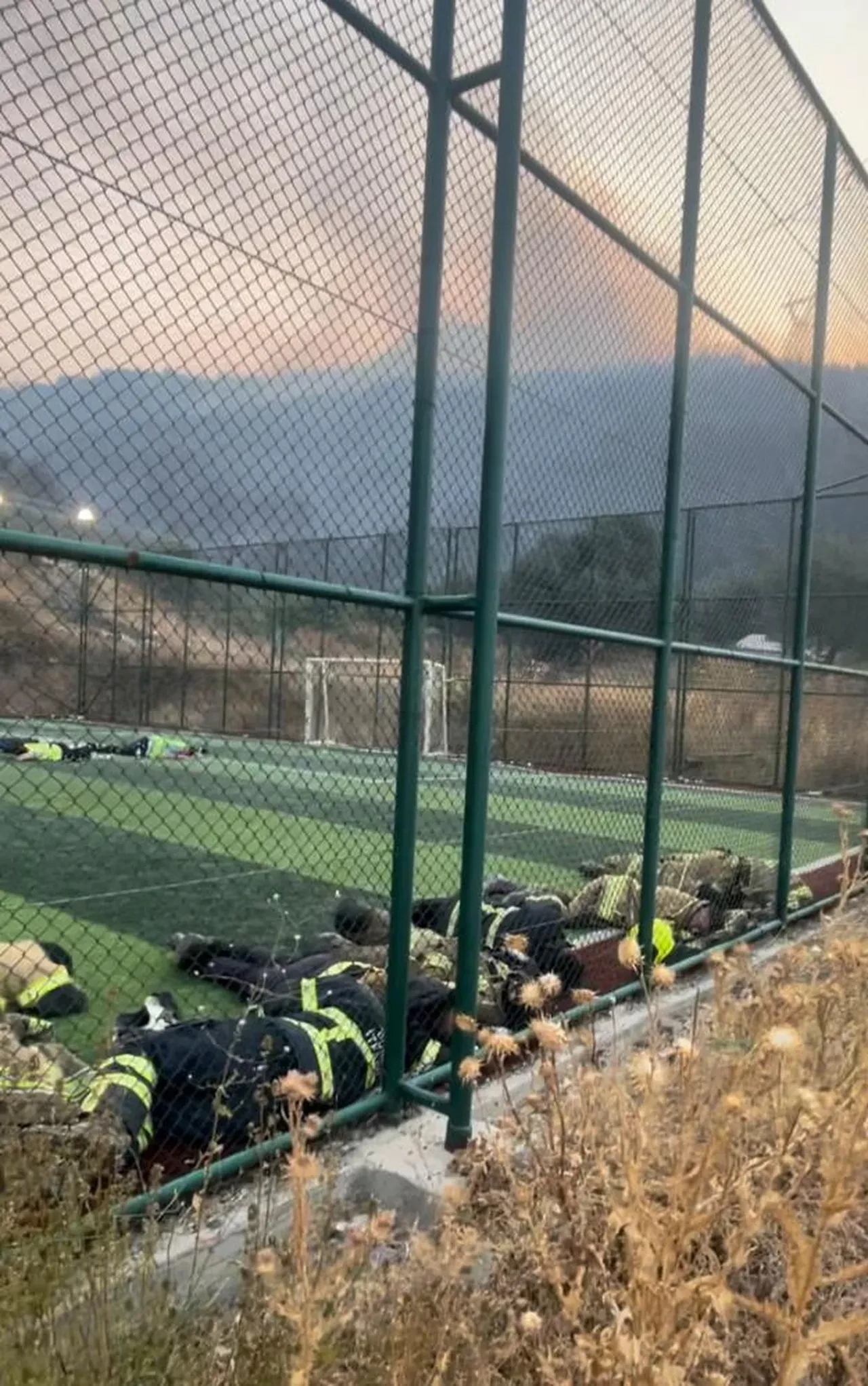 Bursa'daki orman yangını fedaileri halı sahada dinlendi!