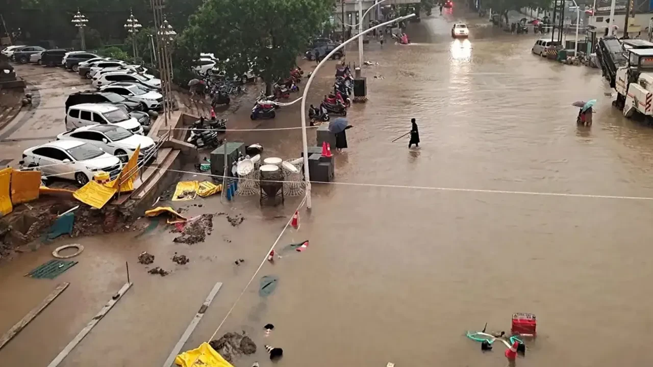 Çin'de şiddetli yağış, felaketi beraberinde getirdi! 2 ölü, 2 kayıp