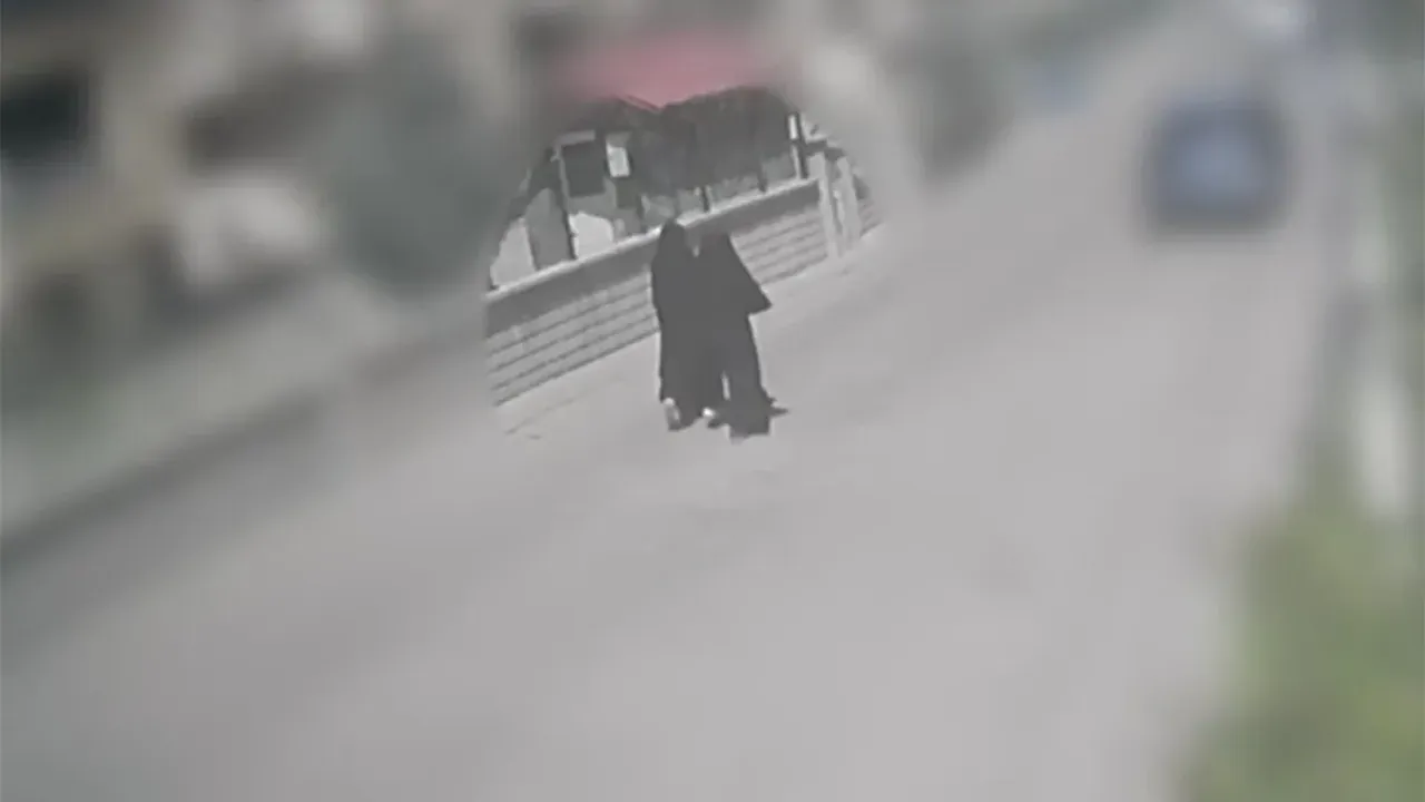 Dilenci kılığında 1 milyon liralık vurgun! Kılık değiştirip tek tek evlere girdiler