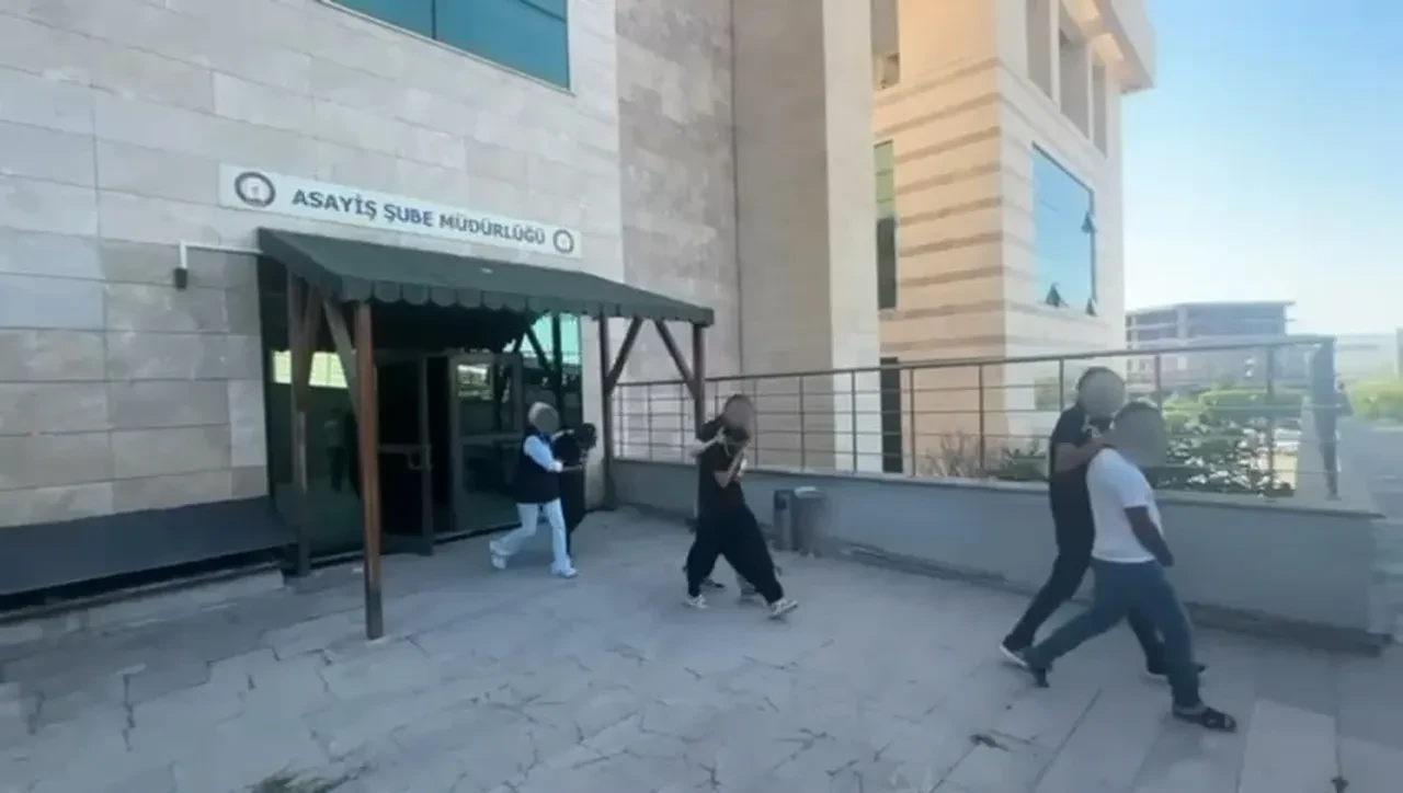 Dilenci kılığında 1 milyon liralık vurgun! Kılık değiştirip tek tek evlere girdiler