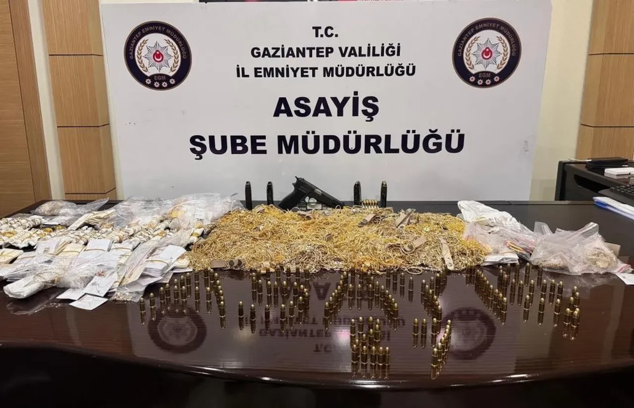 Filmleri aratmayan soygun! 18 kilo altının gasp edilme anları saniye saniye kaydedildi