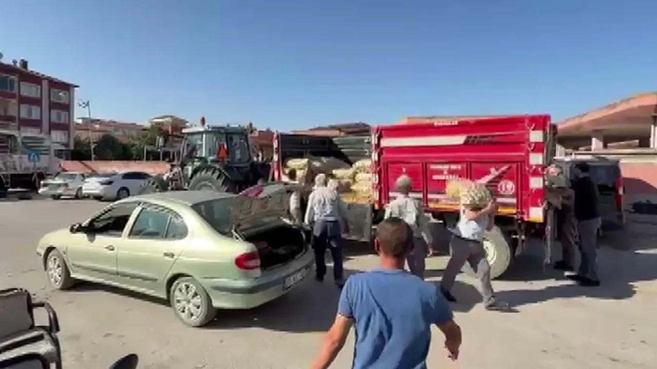 Genç çiftçiden takdirlik hareket! Tonlarca ürünü halka ücretsiz dağıttı