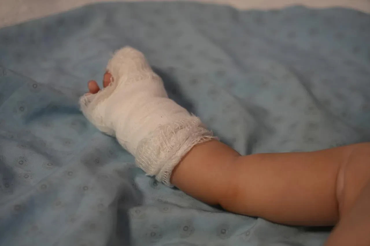 Hastanede korkunç olay! Minik bebeğin parmağını kestiler