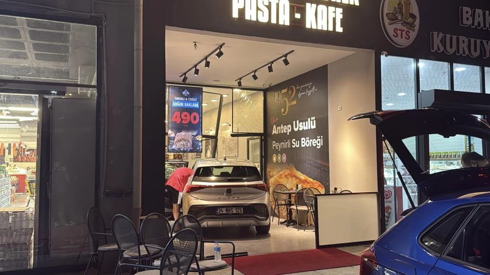 Küçükçekmece'de elektrikli araç pastaneye daldı!