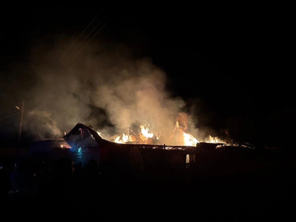 Sivas’ta samanlık, ahır ve evi kül eden yangına herkes müdahale ediyor