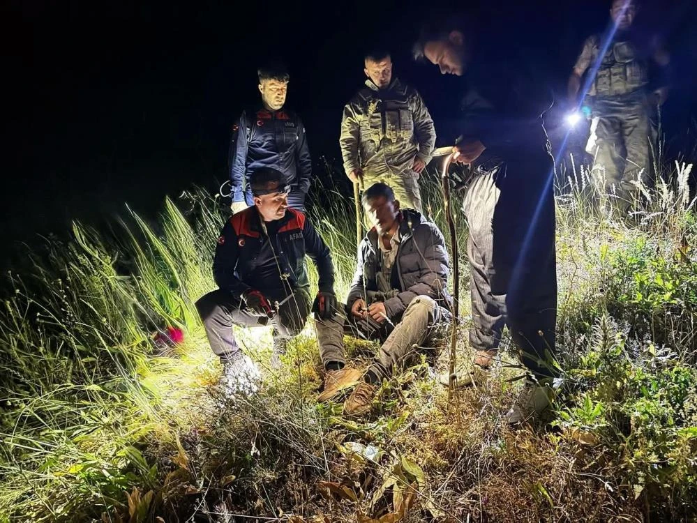 Yüksekova'da rahatsızlanarak dağda mahsur çoban kurtarıldı