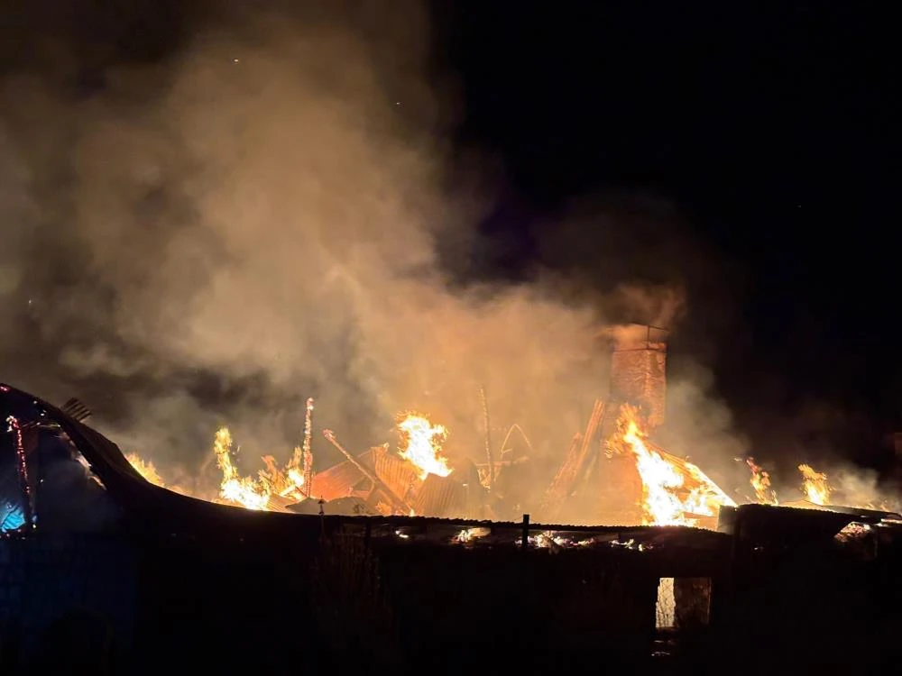 Sivas’ta samanlık, ahır ve evi kül eden yangına herkes müdahale ediyor