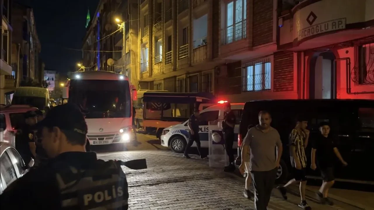 Komşu kavgasında kan aktı! Bıçağı göğsüne sapladı