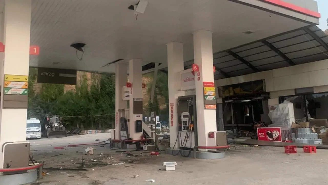 Petrol istasyonunda patlama! Etraf savaş alanına döndü
