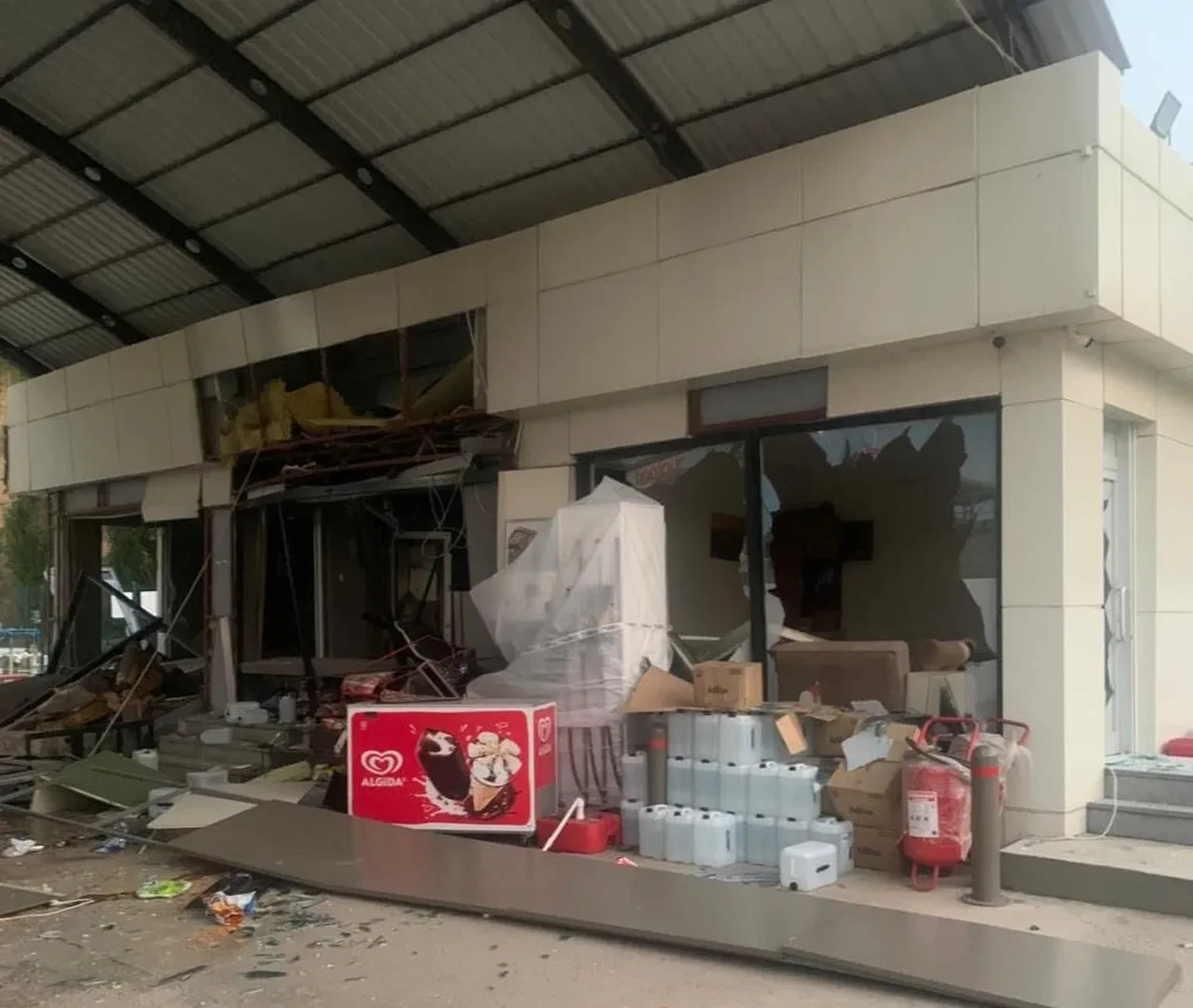 Petrol istasyonunda patlama! Etraf savaş alanına döndü