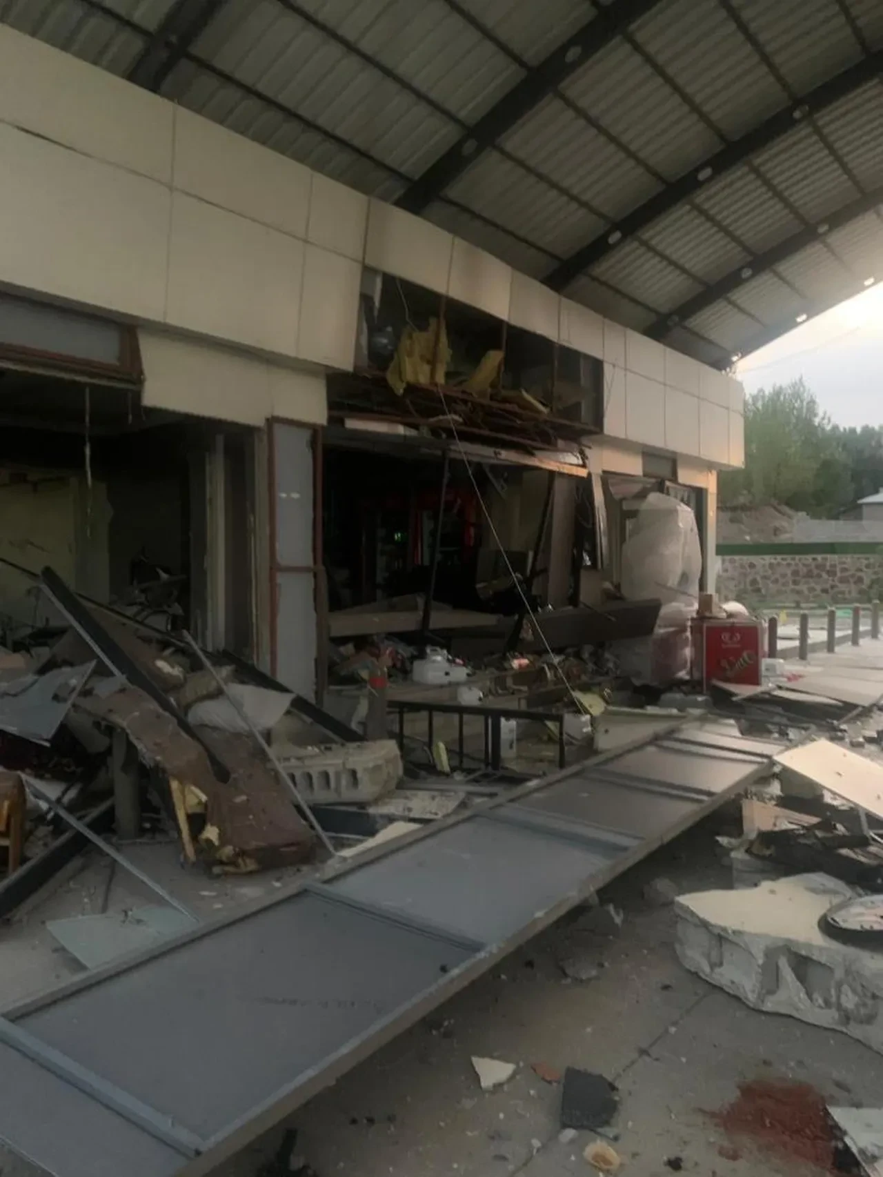 Petrol istasyonunda patlama! Etraf savaş alanına döndü