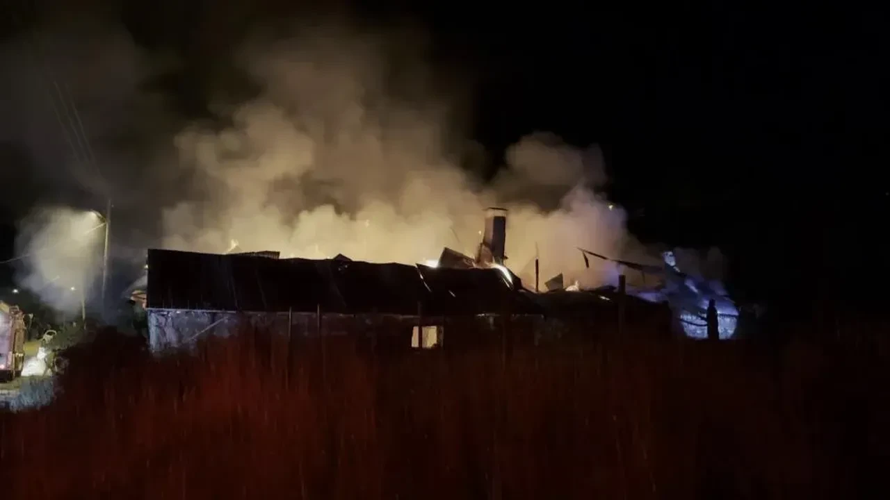 Sivas’ta samanlık, ahır ve evi kül eden yangına herkes müdahale ediyor