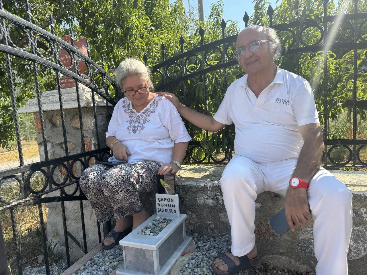 Yıllardır besledikleri kuş ölünce bahçeye gömdüler! Anısına mezar bile yaptırdılar