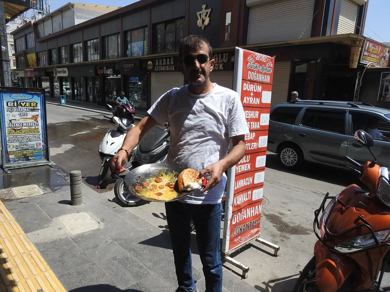 Aşırı sıcakta ilginç deney: Betonda sucuklu yumurta