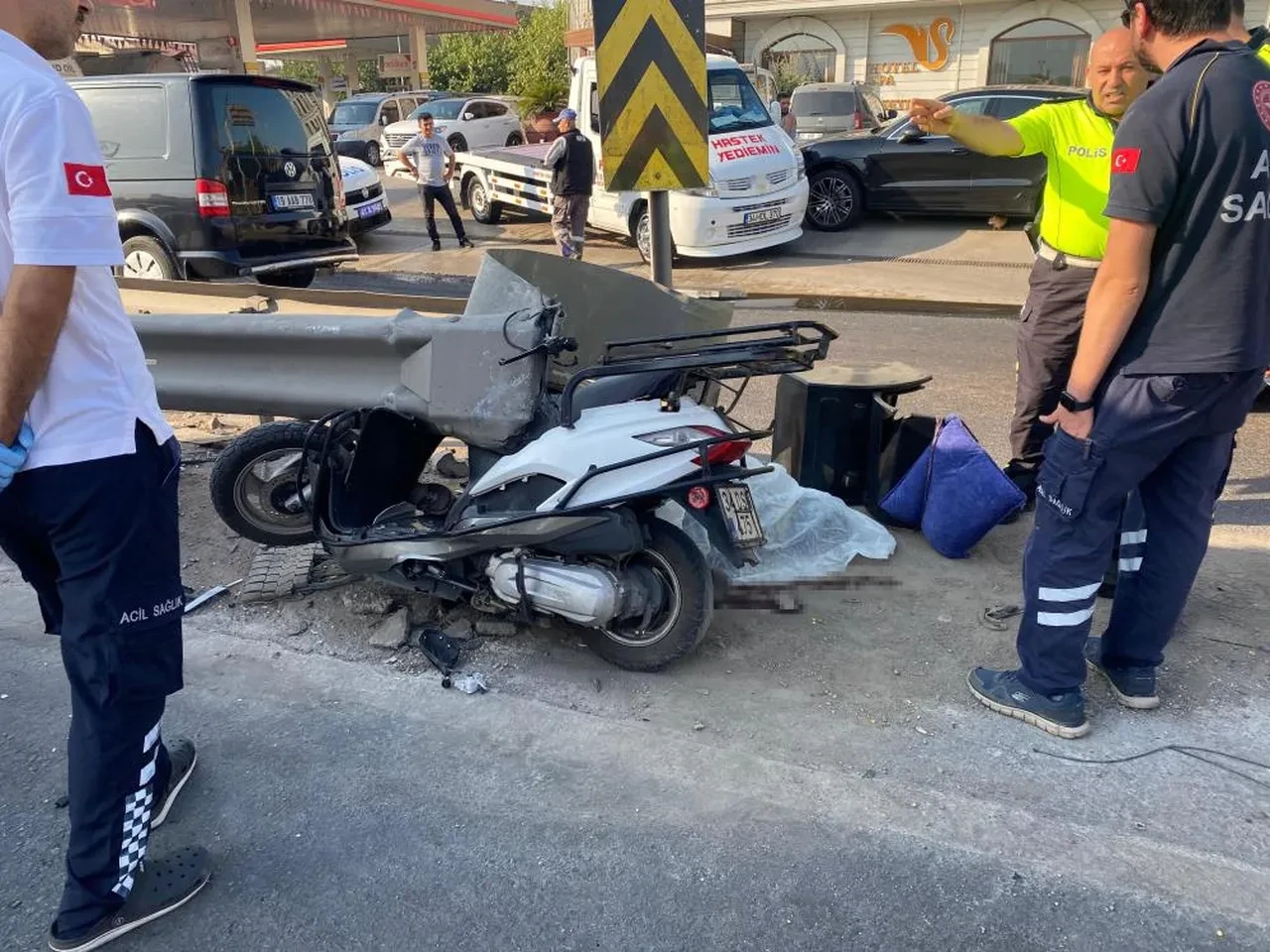 Bariyere çapan motosiklet sürücü feci şekilde can verdi