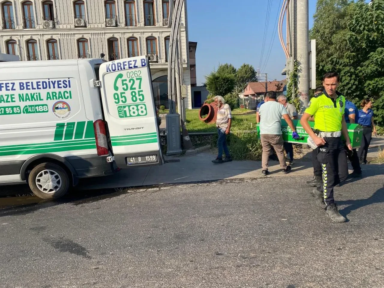 Bariyere çapan motosiklet sürücü feci şekilde can verdi