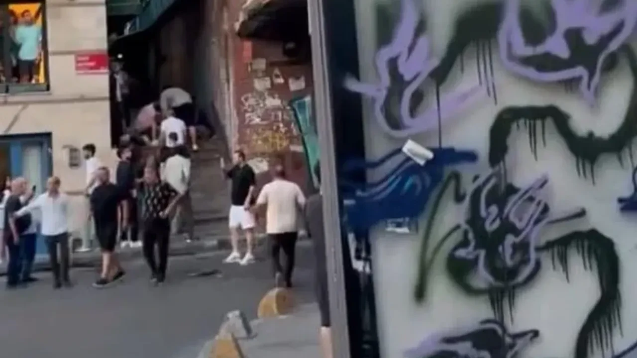 Beyoğlu'nda minibüs otobüse çarptı: 2'si ağır 5 yaralı