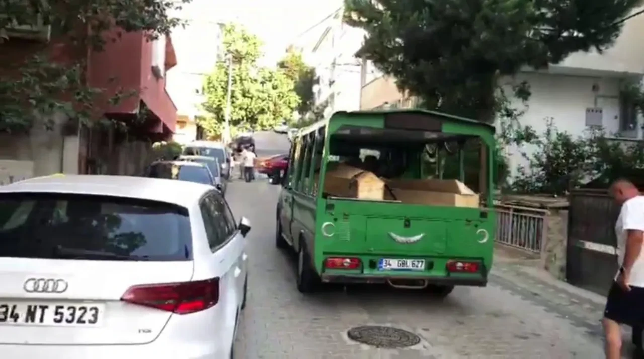 Çığlık sesleri binada yankılandı! Annesini ve babasını bıçakla katletti