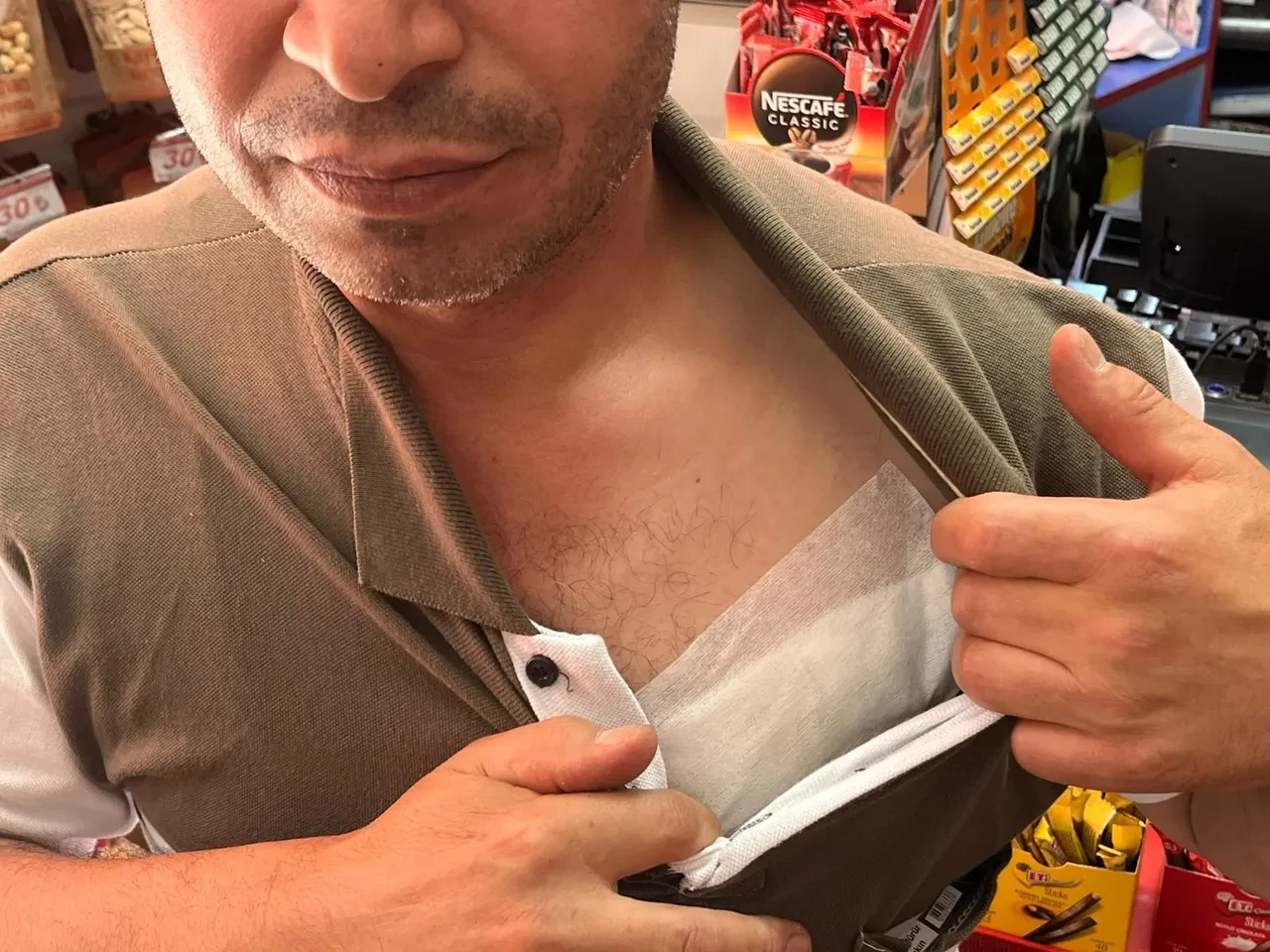 Eriyen dondurmasını iade etmeye çalıştı, istediği olmayınca pala ile saldırdı! Esnaf korku dolu anları anlattı