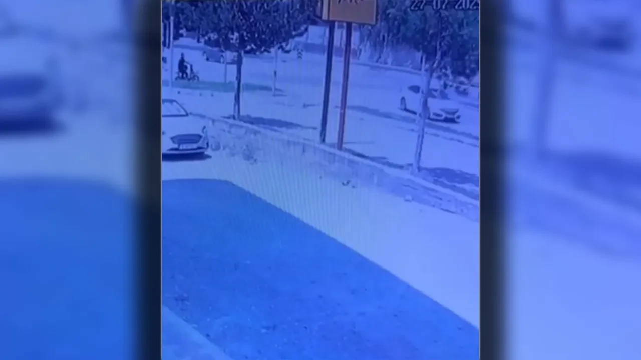 Erzincan’da otomobil ile elektrikli bisikletin çarpışma anı kamerada