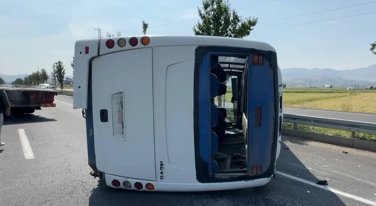 Erzurum'da askeri personeli taşıyan araç devrildi: Çok sayıda yaralı var