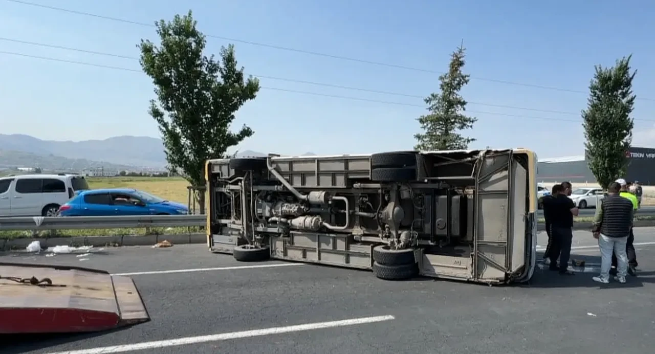 Erzurum'da askeri personeli taşıyan araç devrildi: Çok sayıda yaralı var