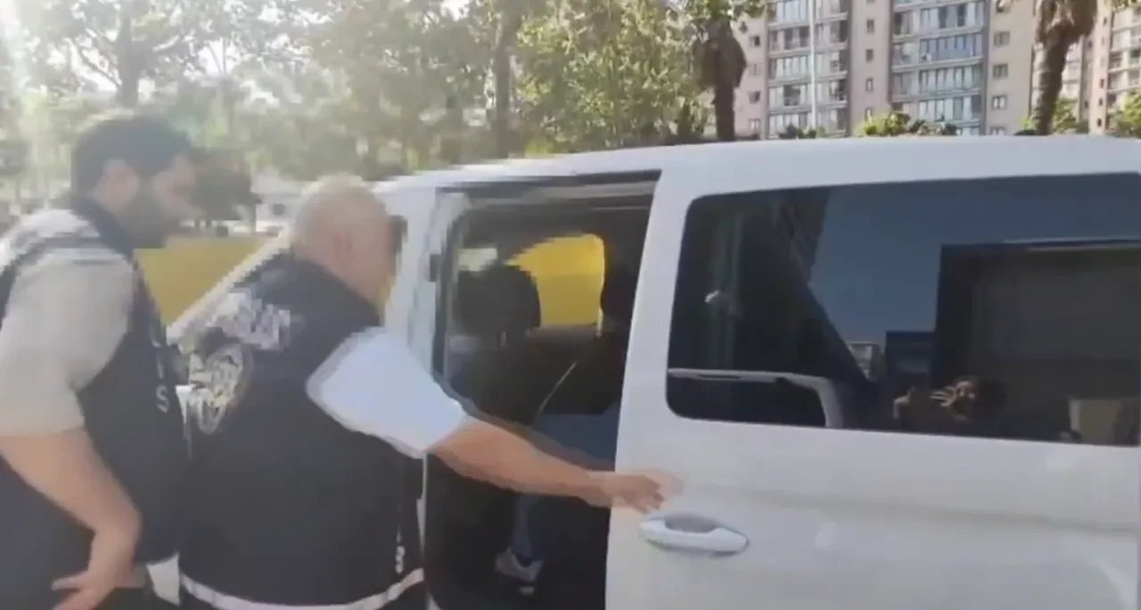 Esenyurt'ta dehşet anları! Yol kesip, gasp ediyorlardı: Emniyet anında yakaladı