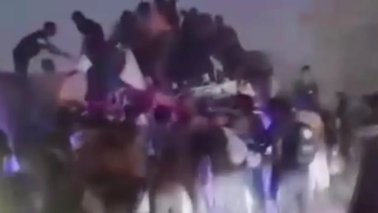 Gazzeliler yardım tırlarına akın etti! 