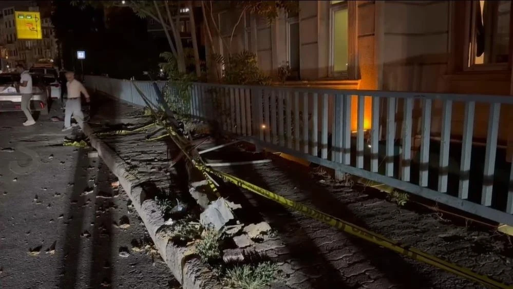 Beyoğlu'nda minibüs otobüse çarptı: 2'si ağır 5 yaralı